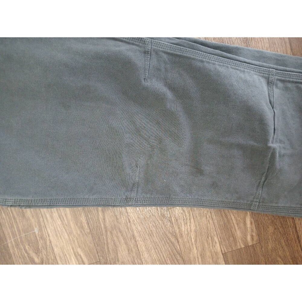 Carhartt relaxed fit cargo pants. Size 38x34 please see listing - Picture 3 of 9